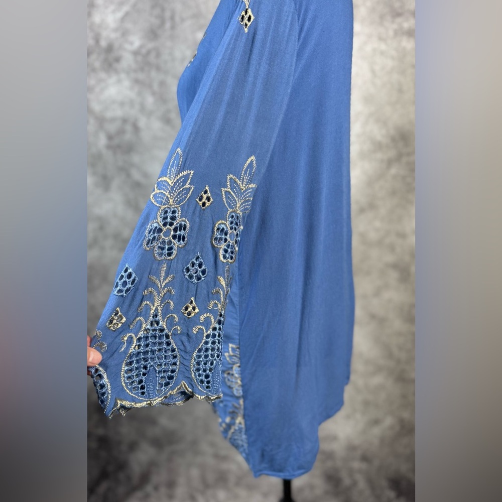 LIV Los Angeles Blue Embroidered Tunic Top M Boho Coastal Crochet Lace Rayon - Picture 9 of 10